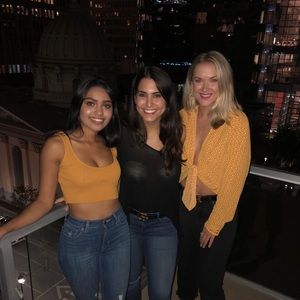 Casual spring/summer tie in front top!